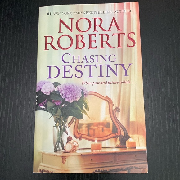 Nora Robert’s - Chasing Destiny - Picture 1 of 5